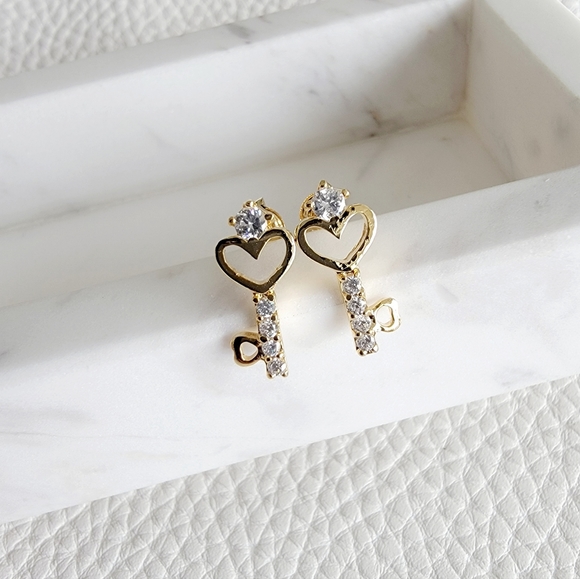 Heart key rhinestone stud earrings - Picture 8 of 8